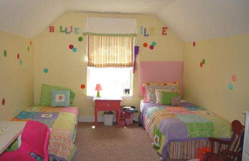 Trundle bed in sibling room