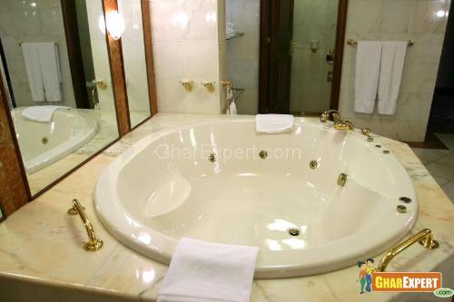 Round Shaped Jacuzzi Bath