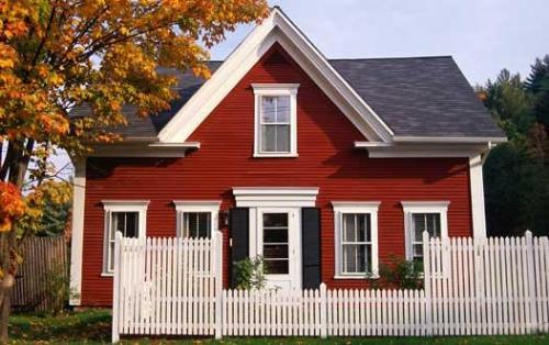 Beautifully contrast color of exterior walls with roof